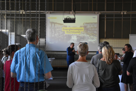 Gäste der Ausstellungseröffnung