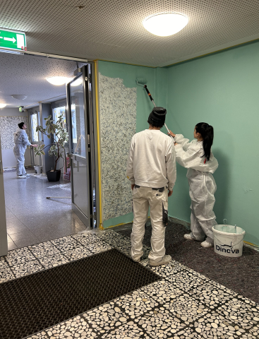 Azubi und Schülerin