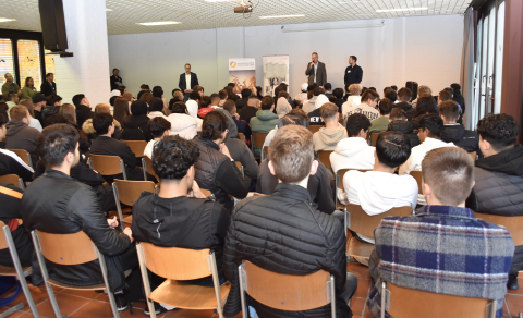 Joachim Susewind, stellvertretender Hauptgeschäftsführer der Kreishandwerkerschaft Dortmund Hagen Lünen und Florian Piechota von der Wirtschaftsförderung Dortmund begrüßten die Schülerinnen und Schüler zu ihrem Tag im Handwerk.