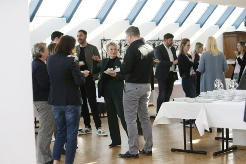 Die Programmteilnehmenden vernetzten sich bereits beim Imbiss