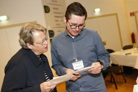 Die Tandems finden sich mit einem Bilderrätsel (Dr. Claudia Keidies, Leiterin des Wissensmanagements, Wissenschaftsreferentin (Wirtschaftsförderung Dortmund) und Mentorin, gemeinsam mit dem Mentee des Tandems Christian Wiegert, Junior-Controller bei Lead Discovery Center GmbH)