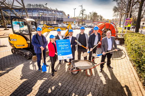 Gruppenbild Spatenstich für Glasfaserausbau in sechs Dortmunder Gewerbegebieten durch DOKOM21