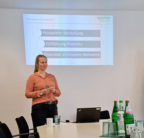 Deep Dive Session I | Jana Staupe, Prospektiv GmbH, stellt die Arbeitsschwerpunkte ihrer Arbeitgeberin vor.