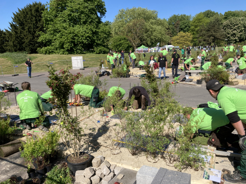 Auszubildende setzen die Bauaufgabe um.