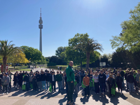 Ein Gruppenbild mit Jan Niklas Flintrop und den Schüler*innen der neun Haupt- und Gesamtschulen