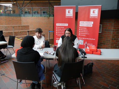 Gespräche am Stand von Kaufland