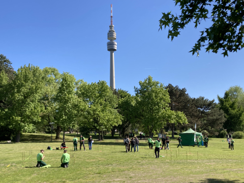 Die Auszubildenden müssen bei der Vermessungsaufgabe ein Areal nach Maßvorgaben abstecken.
