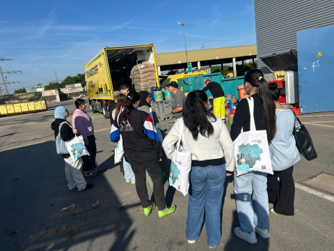 Schüler*innen besuchen den EDG Recyclinghof in Wambel