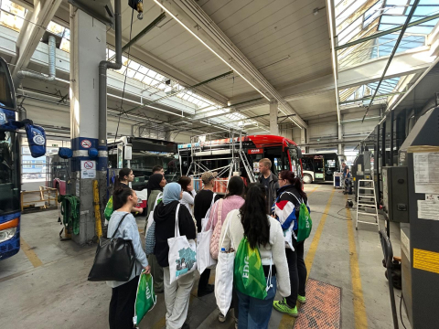 Schüler*innen besuchen Daimler Buses GmbH in Wambel 