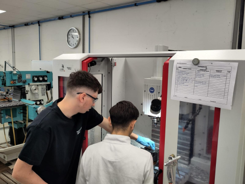 Schüler und ein Auszubildener bei  DOTHERM GmbH & Co. KG 