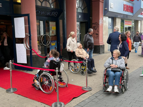 Die Bewohner*innen auf dem roten Teppich:-)