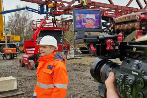 Kurz vor dem Einheben und Montieren der letzten beiden Brückenteile des Haldensprungs