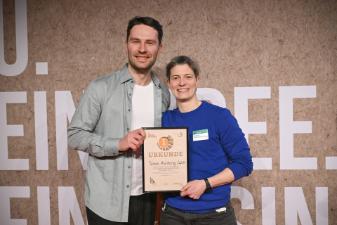 Sven Focht und Julia Hau freuen sich über den Hauptpreis für Spree Monitoring.