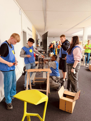 Im kreativen Teamwettbewerb entwickelten die Schüler*innen gemeinsam stabile und funktionale Drahtbrücken.